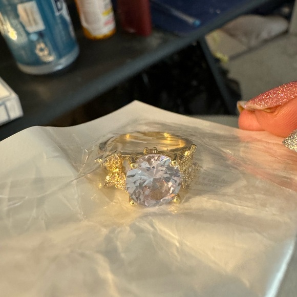 Costume jewelry NWT size 5.5 gold ring with large diamond and two - Picture 7 of 8